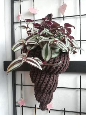 uma ideia muito linda para quem gosta de praia e dos elementos encontrados no mar - lindas conchas e caracóis feitas em crochê.