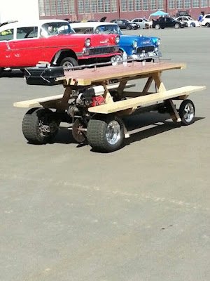 Uma ótima ideia para uma decoração temática e estilosa é utilizar elementos do mundo automobilístico. Com peças de sucata é possível criar várias coisas legais, e com carros não é diferente.