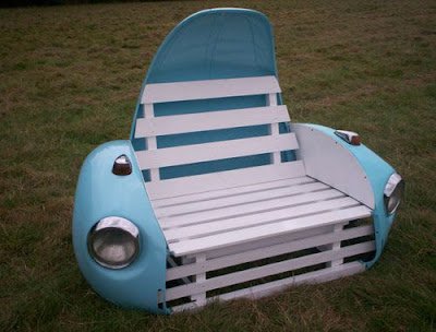 Uma ótima ideia para uma decoração temática e estilosa é utilizar elementos do mundo automobilístico. Com peças de sucata é possível criar várias coisas legais, e com carros não é diferente.