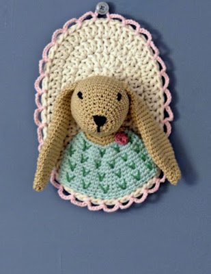 O crochê combina em todos os cômodos da casa, e para o quarto das crianças não seria diferente. As ideias são inúmeras: tapetes, almofadas, protetores de berço, porta fraudas, o belíssimo amigurumi...