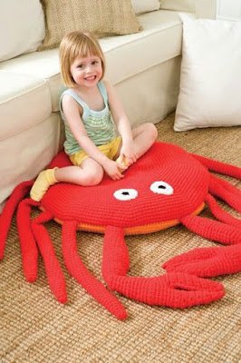 O crochê combina em todos os cômodos da casa, e para o quarto das crianças não seria diferente. As ideias são inúmeras: tapetes, almofadas, protetores de berço, porta fraudas, o belíssimo amigurumi...