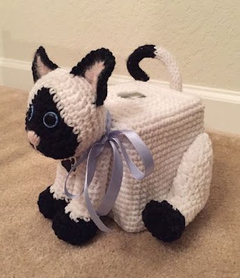 O crochê combina em todos os cômodos da casa, e para o quarto das crianças não seria diferente. As ideias são inúmeras: tapetes, almofadas, protetores de berço, porta fraudas, o belíssimo amigurumi...