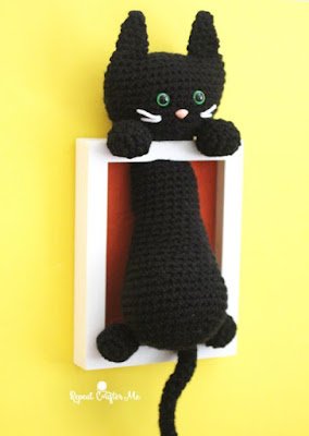 O crochê combina em todos os cômodos da casa, e para o quarto das crianças não seria diferente. As ideias são inúmeras: tapetes, almofadas, protetores de berço, porta fraudas, o belíssimo amigurumi...