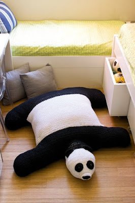 O crochê combina em todos os cômodos da casa, e para o quarto das crianças não seria diferente. As ideias são inúmeras: tapetes, almofadas, protetores de berço, porta fraudas, o belíssimo amigurumi...