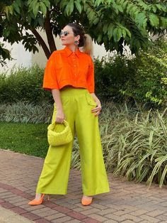 Dopamine dressing significa vestindo dopamina e consiste em usar cores bem vibrantes e alegres com o intuito de nos deixar mais felizes. Essa tendência vai continuar fazendo sucesso em 2023.