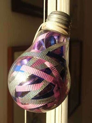 Então, imagine pegar um material aparentemente sem utilidade como a lâmpada queimada e transformá-la em uma peça linda de decoração. Sim isso é possível!!!