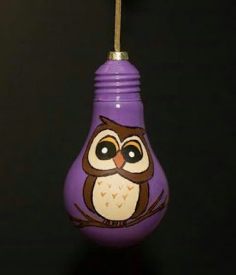 Então, imagine pegar um material aparentemente sem utilidade como a lâmpada queimada e transformá-la em uma peça linda de decoração. Sim isso é possível!!!