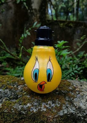 Então, imagine pegar um material aparentemente sem utilidade como a lâmpada queimada e transformá-la em uma peça linda de decoração. Sim isso é possível!!!