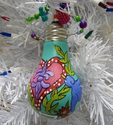 Então, imagine pegar um material aparentemente sem utilidade como a lâmpada queimada e transformá-la em uma peça linda de decoração. Sim isso é possível!!!