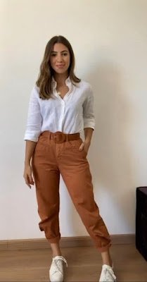 Você pode usar sua calça de alfaiataria com tênis, com bota coturno, sandálias, scarpin e sapatilhas. Pode fazer combinações com t-shirts, jaquetas, com blazer e coletes. Por ser uma peça versátil dá para montar um look despojado e até ir a balada.