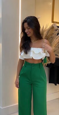 Você pode usar sua calça de alfaiataria com tênis, com bota coturno, sandálias, scarpin e sapatilhas. Pode fazer combinações com t-shirts, jaquetas, com blazer e coletes. Por ser uma peça versátil dá para montar um look despojado e até ir a balada.