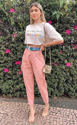 Você pode usar sua calça de alfaiataria com tênis, com bota coturno, sandálias, scarpin e sapatilhas. Pode fazer combinações com t-shirts, jaquetas, com blazer e coletes. Por ser uma peça versátil dá para montar um look despojado e até ir a balada.