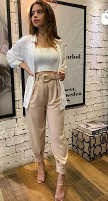 Você pode usar sua calça de alfaiataria com tênis, com bota coturno, sandálias, scarpin e sapatilhas. Pode fazer combinações com t-shirts, jaquetas, com blazer e coletes. Por ser uma peça versátil dá para montar um look despojado e até ir a balada.