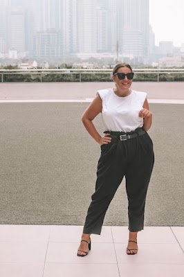 Você pode usar sua calça de alfaiataria com tênis, com bota coturno, sandálias, scarpin e sapatilhas. Pode fazer combinações com t-shirts, jaquetas, com blazer e coletes. Por ser uma peça versátil dá para montar um look despojado e até ir a balada.