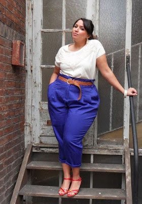 Você pode usar sua calça de alfaiataria com tênis, com bota coturno, sandálias, scarpin e sapatilhas. Pode fazer combinações com t-shirts, jaquetas, com blazer e coletes. Por ser uma peça versátil dá para montar um look despojado e até ir a balada.