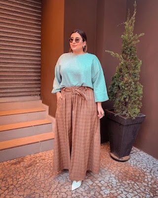 Você pode usar sua calça de alfaiataria com tênis, com bota coturno, sandálias, scarpin e sapatilhas. Pode fazer combinações com t-shirts, jaquetas, com blazer e coletes. Por ser uma peça versátil dá para montar um look despojado e até ir a balada.