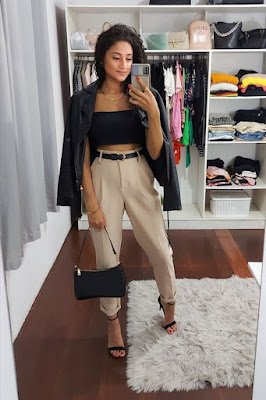 Você pode usar sua calça de alfaiataria com tênis, com bota coturno, sandálias, scarpin e sapatilhas. Pode fazer combinações com t-shirts, jaquetas, com blazer e coletes. Por ser uma peça versátil dá para montar um look despojado e até ir a balada.