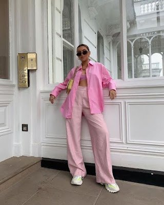 A estética Barbiecore, tendência para quem ama o rosa, são looks inspirados na boneca Barbie, cheios de tons rosas, desde os tons chiclete ao pastel,  e com visual bem feminino.