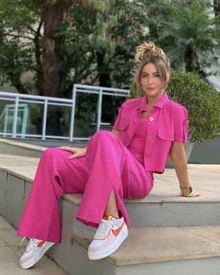 A estética Barbiecore, tendência para quem ama o rosa, são looks inspirados na boneca Barbie, cheios de tons rosas, desde os tons chiclete ao pastel,  e com visual bem feminino.