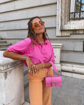 A estética Barbiecore, tendência para quem ama o rosa, são looks inspirados na boneca Barbie, cheios de tons rosas, desde os tons chiclete ao pastel,  e com visual bem feminino.