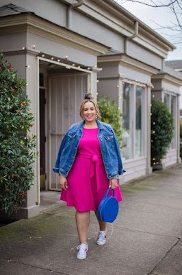 A estética Barbiecore, tendência para quem ama o rosa, são looks inspirados na boneca Barbie, cheios de tons rosas, desde os tons chiclete ao pastel,  e com visual bem feminino.