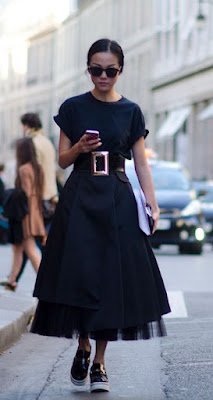 A obsessão com a personagem Wandinha Addams continua em 2023. Essa personagem trouxe de volta a estética neo gótica  que promete ser a tendência mais influente do ano.