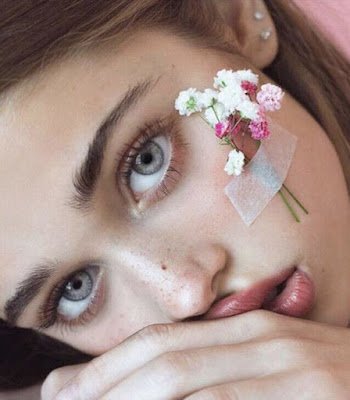 As selfies se tornaram tão populares por serem a maneira mais fácil de nos retratarmos sozinhos. Além disso, não depende de suas habilidades profissionais de fotógrafo, basta ter criatividade na hora do registro.