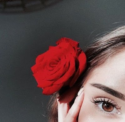 As selfies se tornaram tão populares por serem a maneira mais fácil de nos retratarmos sozinhos. Além disso, não depende de suas habilidades profissionais de fotógrafo, basta ter criatividade na hora do registro.