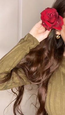 As selfies se tornaram tão populares por serem a maneira mais fácil de nos retratarmos sozinhos. Além disso, não depende de suas habilidades profissionais de fotógrafo, basta ter criatividade na hora do registro.