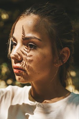 As selfies se tornaram tão populares por serem a maneira mais fácil de nos retratarmos sozinhos. Além disso, não depende de suas habilidades profissionais de fotógrafo, basta ter criatividade na hora do registro.