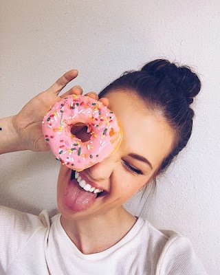 As selfies se tornaram tão populares por serem a maneira mais fácil de nos retratarmos sozinhos. Além disso, não depende de suas habilidades profissionais de fotógrafo, basta ter criatividade na hora do registro.