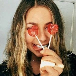 As selfies se tornaram tão populares por serem a maneira mais fácil de nos retratarmos sozinhos. Além disso, não depende de suas habilidades profissionais de fotógrafo, basta ter criatividade na hora do registro.