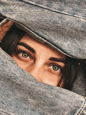 As selfies se tornaram tão populares por serem a maneira mais fácil de nos retratarmos sozinhos. Além disso, não depende de suas habilidades profissionais de fotógrafo, basta ter criatividade na hora do registro.