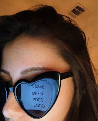 As selfies se tornaram tão populares por serem a maneira mais fácil de nos retratarmos sozinhos. Além disso, não depende de suas habilidades profissionais de fotógrafo, basta ter criatividade na hora do registro.