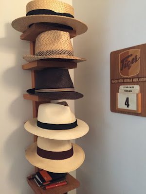 Os chapéus são acessórios muito importantes na hora em que fazemos passeios na beira da praia o mesmo um passeio normal do dia a dia em pleno sol. Esse acessório nos protege dos raios solares prevenindo o envelhecimento da pele, além de prevenir doenças como o câncer de pele. Além de ser muito estiloso, é claro!  Além disso, o chapéu protege os cabelos e, embora não pareça, ajuda a manter a temperatura da cabeça mais fresca.