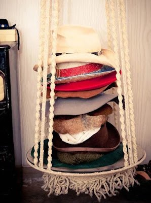 Os chapéus são acessórios muito importantes na hora em que fazemos passeios na beira da praia o mesmo um passeio normal do dia a dia em pleno sol. Esse acessório nos protege dos raios solares prevenindo o envelhecimento da pele, além de prevenir doenças como o câncer de pele. Além de ser muito estiloso, é claro!  Além disso, o chapéu protege os cabelos e, embora não pareça, ajuda a manter a temperatura da cabeça mais fresca.