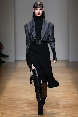 A obsessão com a personagem Wandinha Addams continua em 2023. Essa personagem trouxe de volta a estética neo gótica  que promete ser a tendência mais influente do ano.