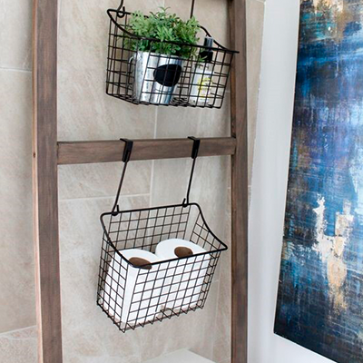 Manter o papel higiênico, assim como sabonetes, shampoos e produtos utilizados no dia a dia em nossa higiene pessoal,  facilita muito nossas vidas e, assim, todas as pessoas residentes dessa casa podem fazer a troca deste item de higiene quando acaba.