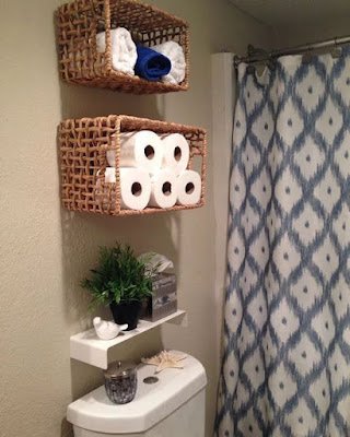 Manter o papel higiênico, assim como sabonetes, shampoos e produtos utilizados no dia a dia em nossa higiene pessoal,  facilita muito nossas vidas e, assim, todas as pessoas residentes dessa casa podem fazer a troca deste item de higiene quando acaba.