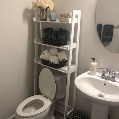 Manter o papel higiênico, assim como sabonetes, shampoos e produtos utilizados no dia a dia em nossa higiene pessoal,  facilita muito nossas vidas e, assim, todas as pessoas residentes dessa casa podem fazer a troca deste item de higiene quando acaba.