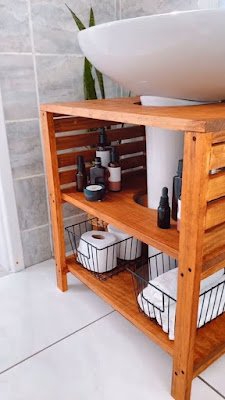 Manter o papel higiênico, assim como sabonetes, shampoos e produtos utilizados no dia a dia em nossa higiene pessoal,  facilita muito nossas vidas e, assim, todas as pessoas residentes dessa casa podem fazer a troca deste item de higiene quando acaba.