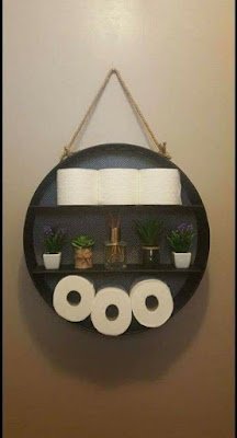 Manter o papel higiênico, assim como sabonetes, shampoos e produtos utilizados no dia a dia em nossa higiene pessoal,  facilita muito nossas vidas e, assim, todas as pessoas residentes dessa casa podem fazer a troca deste item de higiene quando acaba.