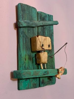 Utilizar madeira usada para fazer artesanatos pode ser uma boa alternativa, além de versátil, o material tem boa durabilidade e resistência.