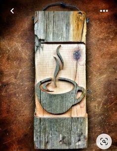 Utilizar madeira usada para fazer artesanatos pode ser uma boa alternativa, além de versátil, o material tem boa durabilidade e resistência.