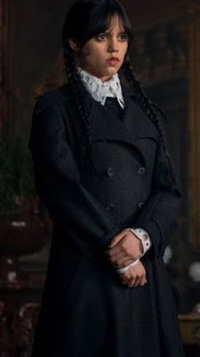 A obsessão com a personagem Wandinha Addams continua em 2023. Essa personagem trouxe de volta a estética neo gótica  que promete ser a tendência mais influente do ano.