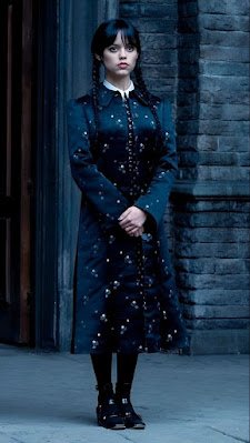 A obsessão com a personagem Wandinha Addams continua em 2023. Essa personagem trouxe de volta a estética neo gótica  que promete ser a tendência mais influente do ano.