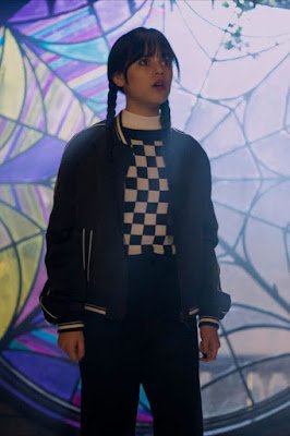 A obsessão com a personagem Wandinha Addams continua em 2023. Essa personagem trouxe de volta a estética neo gótica  que promete ser a tendência mais influente do ano.