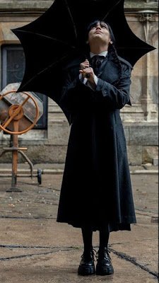 A obsessão com a personagem Wandinha Addams continua em 2023. Essa personagem trouxe de volta a estética neo gótica  que promete ser a tendência mais influente do ano.