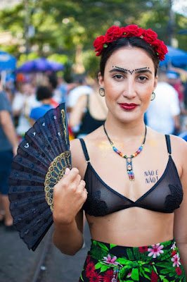 Para montar um look de carnaval  e arrasar basta seguir as tendências do verão, pois assim como as tendências para a estação mais quente do ano, os looks carnavalescos também terão muito brilho, roupa metalizada, animal print muita cor vibrante e, lógico, muita pele a mostra. Bem, resumindo, o conforto, o brilho e o frescor é tudo que não vai faltar.