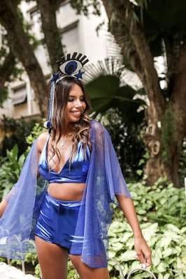 Para montar um look de carnaval  e arrasar basta seguir as tendências do verão, pois assim como as tendências para a estação mais quente do ano, os looks carnavalescos também terão muito brilho, roupa metalizada, animal print muita cor vibrante e, lógico, muita pele a mostra. Bem, resumindo, o conforto, o brilho e o frescor é tudo que não vai faltar.